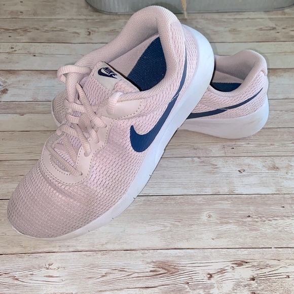 Nike Light Pink Girls Running Sneaker - Picture 1 of 7